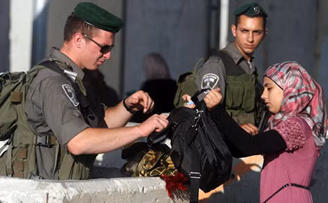 Binh lính Israel kiểm soát chặt chẽ khu ra vào các thành phố của nước này. Ảnh: WordPress.com.