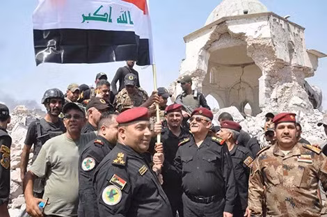 Thủ tướng Iraq tới Mosul chúc mừng chiến thắng của lực lượng an ninh và người dân trước IS. Ảnh: Al-Masdar News.