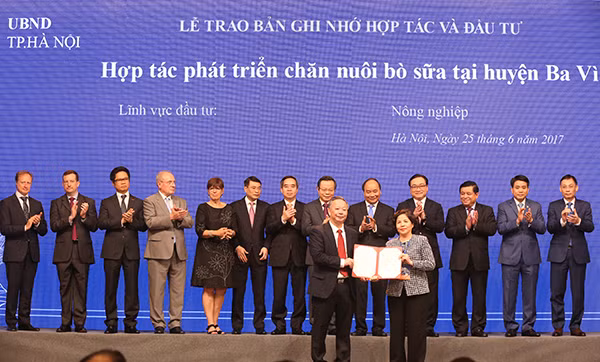 Đại diện lãnh đạo thành phố Hà Nội và bà Mai Kiều Liên – Tổng Giám đốc Vinamilk ký kết bản ghi nhớ hợp tác đầu tư phát triển chăn nuôi bò sữa công nghệ cao tại Hà Nội.