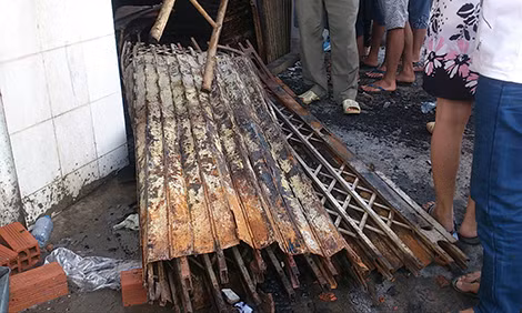 Cửa bị khóa nên 4 người trong nhà không thể thoát ra được.