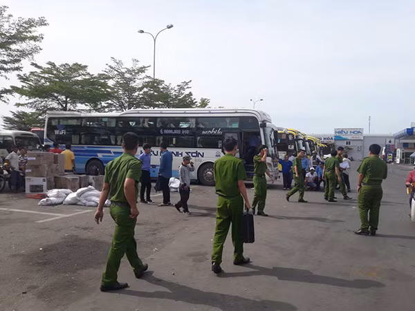 Công an đang điều tra làm rõ nguyên nhân cái chết bất thường của nam hành khách trên xe khách giường nằm đ ỗ tại bến xe Trung tâm TP Đà Nẵng. Công an đang điều tra làm rõ nguyên nhân cái chết bất thường của nam hành khách trên xe khách giường nằm đ ỗ tại bến xe Trung tâm TP Đà Nẵng.