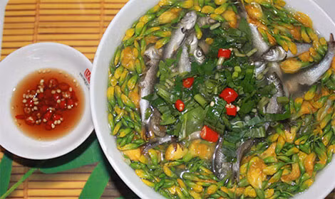 Đặc sản cá linh nấu cùng bông điên điển.
