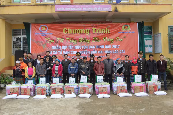 Hình ảnh trong buổi tặng quà, chúc Tết đồng bào của Cục An ninh Tây Bắc và các đơn vị Công an, các nhà hảo tâm.