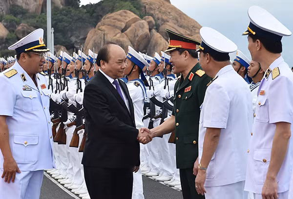 Thủ tướng Chính phủ bắt tay thân mật với cán bộ - chiến sĩ Quân chủng Hải quân tại lễ thượng cờ hai tàu ngầm. Thủ tướng Chính phủ bắt tay thân mật với cán bộ - chiến sĩ Quân chủng Hải quân tại lễ thượng cờ hai tàu ngầm.
