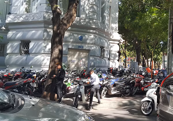 Không đủ nơi trông giữ xe, vỉa hè ngay khu vực trung tâm vẫn bị chiếm dụng.