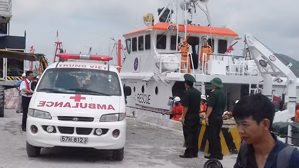 Tàu SAR đưa thi thể thuyền viên gặp nạn cập cảng Cửa Lò.