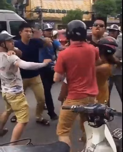 Anh Maxwell bị hai thanh niên hành hung trên đường Trần Khát Chân chiều ngày 23-6-2017.