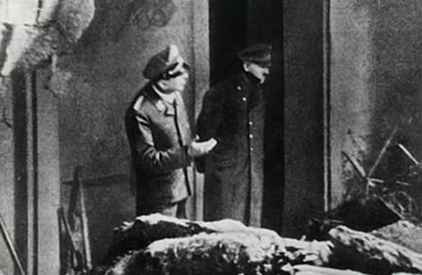 Hitler bước ra khỏi hầm ngầm để quan sát cảnh đổ nát sau trận ném bom của lực lượng Đồng minh. Ảnh: Business Insider.