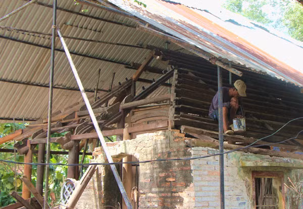 Một ngôi nhà cổ ở làng cổ Phước Tích được hạ giải, tu bổ.