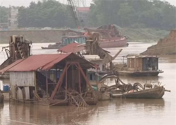 Nạo vét sông để khai thác cát đang trở thành nguồn lợi lớn khiến các doanh nghiệp tranh giành nhau.