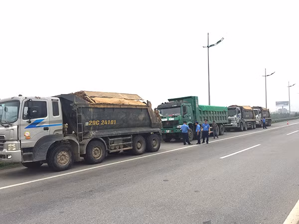 Đoàn xe quá tải bị “tuýt còi” trên QL18. Đoàn xe quá tải bị “tuýt còi” trên QL18.