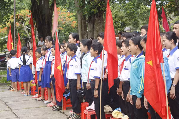 Hơn 200 học sinh của Trường Tiểu học và Trung học cơ sở Tân Thuận 1, sẽ được khen thưởng bổ sung vào đầu năm học mới. Hơn 200 học sinh của Trường Tiểu học và Trung học cơ sở Tân Thuận 1, sẽ được khen thưởng bổ sung vào đầu năm học mới.