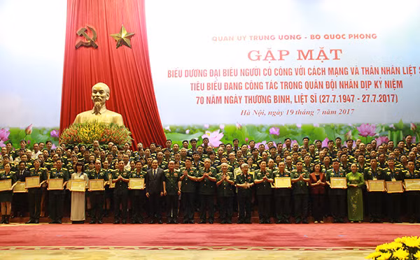 160 đại biểu, NCC với cách mạng vinh dự được nhận bằng khen của Bộ Quốc phòng.