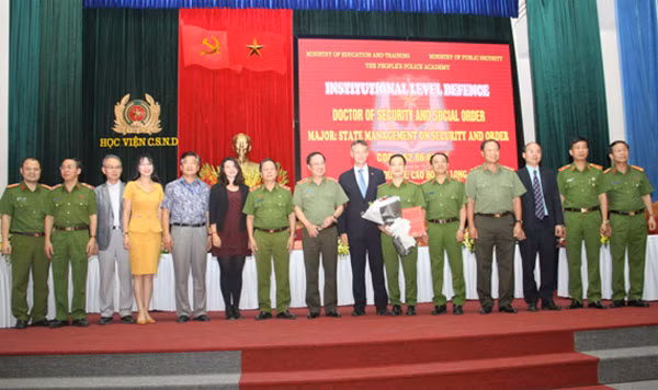 Thượng tướng, PGS.TS Nguyễn Văn Thành chụp ảnh kỷ niệm với nghiên cứu sinh Cao Hoàng Long và các đại biểu khách quý. Thượng tướng, PGS.TS Nguyễn Văn Thành chụp ảnh kỷ niệm với nghiên cứu sinh Cao Hoàng Long và các đại biểu khách quý.