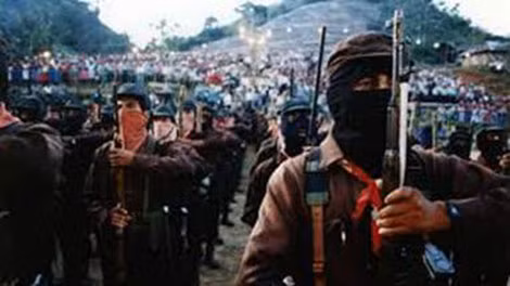 Lực lượng du kích Zapatista với chiếc khẩu trang che mặt quen thuộc. Lực lượng du kích Zapatista với chiếc khẩu trang che mặt quen thuộc.