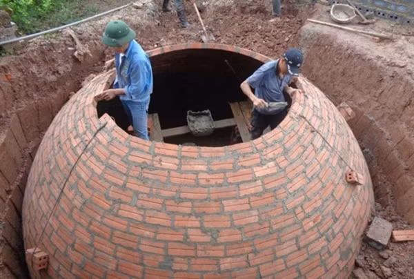 Xây dựng hầm biogas nhưng cần phải phổ biến cách sử dụng an toàn cho người dân.