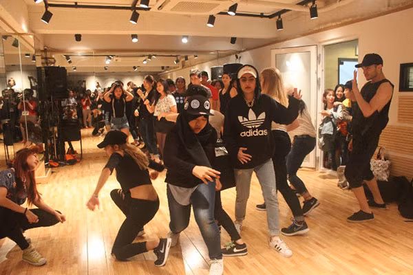Một buổi tập của K-POP của các học viên nước ngoài tại Sinsa-dong, Seoul. Ảnh: Thu Phương.