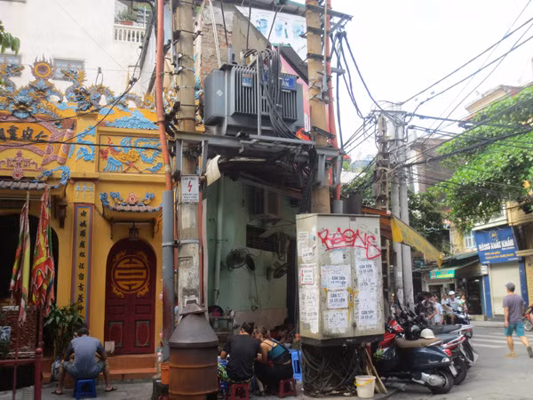 Quán ăn “bủa vây” trạm biến áp Bát Đàn (ảnh chụp sáng 20-6).