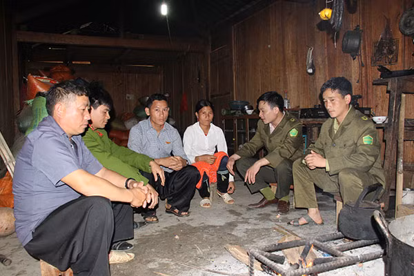 Lực lượng Công an tuyên truyền, vận động nhân dân chấp hành các quy định về xuất nhập cảnh.