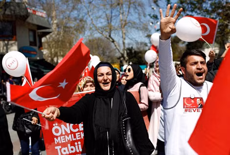 Người dân Thổ Nhĩ Kỳ bày tỏ ủng hộ Tổng thống Recep Tayyip Erdogan sau khi có kết quả cuộc trưng cầu dân ý. Ảnh: IBTimes India. Người dân Thổ Nhĩ Kỳ bày tỏ ủng hộ Tổng thống Recep Tayyip Erdogan sau khi có kết quả cuộc trưng cầu dân ý. Ảnh: IBTimes India.