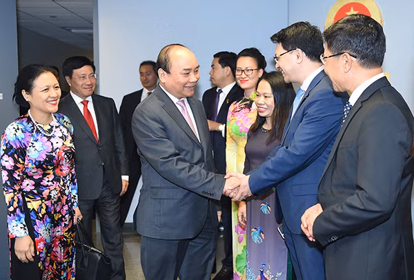 Cán bộ, nhân viên Phái đoàn Thường trực Việt Nam tại Liên Hợp Quốc chào đón Thủ tướng và Đoàn cấp cao Việt Nam.
