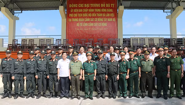 Phó Chủ tịch Quốc hội Đỗ Bá Tỵ cùng đoàn công tác và Ban chỉ huy Trung đoàn CSCĐ Tây Nam Bộ.