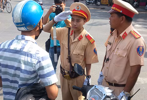 “Thượng sỹ” Khang rụt rè xử lý một người vi phạm giao thông.