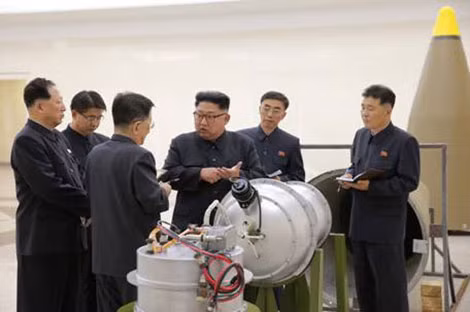 Truyền thông Triều Tiên ngày 3-9 đăng ảnh Chủ tịch Kim Jong Un đứng bên cạnh một quả bom nguyên tử.