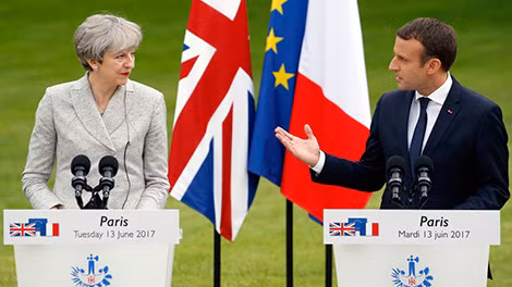 Thủ tướng Anh T. May và Tổng thống Pháp E. Macron trong cuộc gặp giữa tháng 6-2017 tại Pháp. Ảnh: Sky News.
