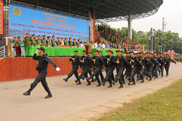 Phần thi của đội tuyển Cảnh sát cơ động.