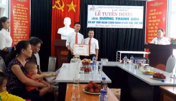 Công ty taxi Lạc Hồng tuyên dương lái xe Dương Danh Sơn. Công ty taxi Lạc Hồng tuyên dương lái xe Dương Danh Sơn.