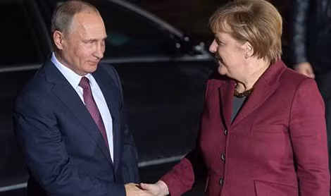 Tổng thống Nga Putin đón Thủ tướng Đức Merkel tại Sochi hôm 2-5.