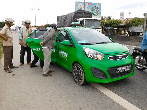 Nạn nhân được xe taxi Mai Linh ghé vào đưa đến bệnh viện cấp cứu. Nạn nhân được xe taxi Mai Linh ghé vào đưa đến bệnh viện cấp cứu.