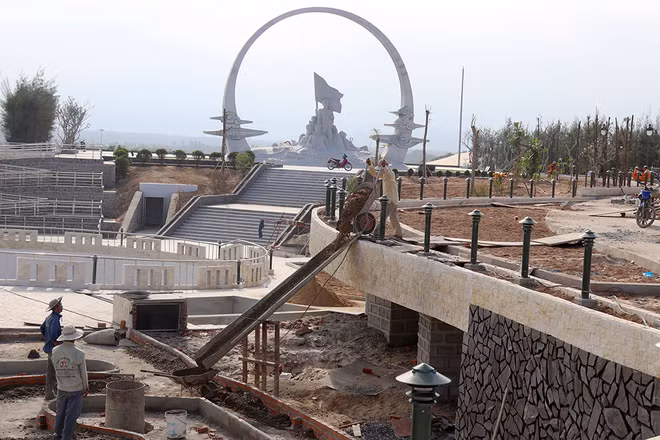 Ngày 13-3, ông Nguyễn Hòa - Chủ tịch Liên đoàn Lao động tỉnh Khánh Hòa - cho biết, dự án xây Khu tưởng niệm chiến sĩ Gạc Ma sắp hoàn thành. Các đơn vị thi công đang hoàn thiện những bước cuối cùng để khu tưởng niệm kịp khánh thành vào ngày 27-7, nhân kỷ niệm 70 năm ngày Thương binh liệt sĩ. "Những công đoạn cuối đang được anh em công nhân khẩn trương thực hiện để tiến độ hoàn thành đúng dự kiến", ông Hoà nói.