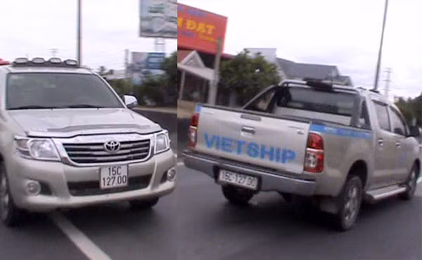 Xe ô tô bỏ mặc nạn nhân nằm bất tỉnh ven đường (ảnh chụp từ clip). Xe ô tô bỏ mặc nạn nhân nằm bất tỉnh ven đường (ảnh chụp từ clip).
