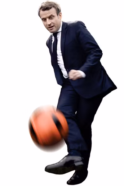 Ông Macron luôn đam mê với trái bóng tròn.