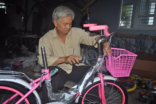 Cựu binh Huỳnh Đức Lâm đang lắp ráp xe đạp.