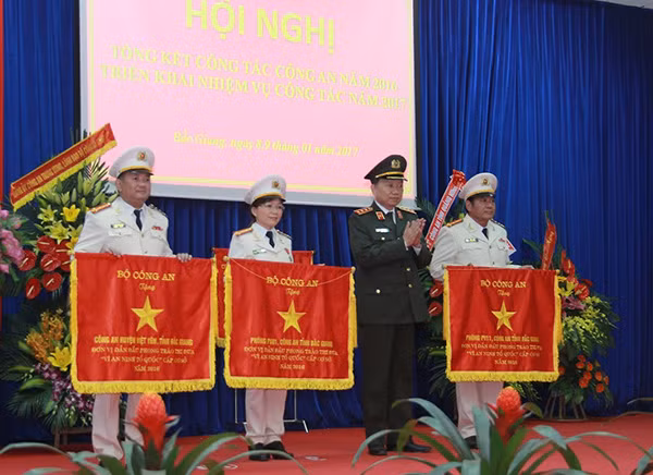 Bộ trưởng Tô Lâm trao cờ thi đua tặng các đơn vị có thành tích xuất sắc. Bộ trưởng Tô Lâm trao cờ thi đua tặng các đơn vị có thành tích xuất sắc.