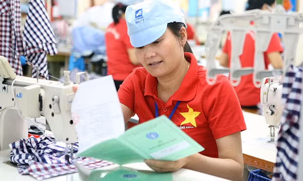 Bảo hiểm xã hội các địa phương tích cực bàn giao sổ bảo hiểm cho người lao động.