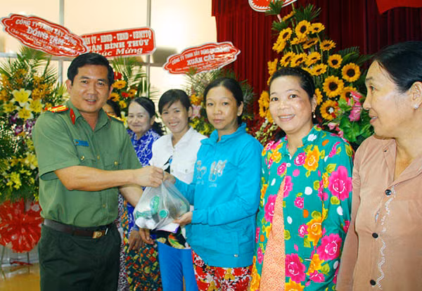 Công an TP Cần Thơ tổ chức thăm hỏi, tặng quà, khám bệnh và cấp phát thuốc miễn phí cho người dân.