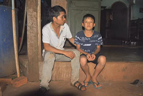 Nhờ tình thương của gia đình anh Lợi, cháu Nguyên có thành tích học tập rất tốt. Nhờ tình thương của gia đình anh Lợi, cháu Nguyên có thành tích học tập rất tốt.