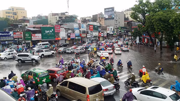 Hà Nội thường xuyên ùn tắc vào giờ cao điểm. Hà Nội thường xuyên ùn tắc vào giờ cao điểm.