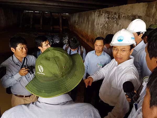 Bí thư thành ủy Đà Nẵng – Nguyễn Xuân Anh trực tiếp đi “thị sát” cống xả thải chảy tràn ra biển Mỹ Khê (quận Ngũ Hành Sơn, Đà Nẵng) gây ô nhiễm môi trường. Bí thư thành ủy Đà Nẵng – Nguyễn Xuân Anh trực tiếp đi “thị sát” cống xả thải chảy tràn ra biển Mỹ Khê (quận Ngũ Hành Sơn, Đà Nẵng) gây ô nhiễm môi trường.