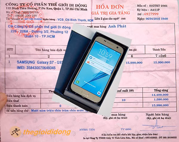 Nếu không tinh ý, người dân rất khó nhận biết được chiếc điện thoại và hóa đơn mua bán nhái.