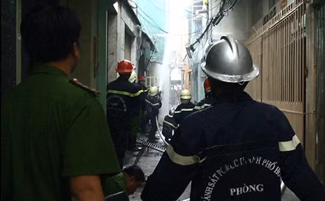 Trinh sát đang thu dọn thiết bị.