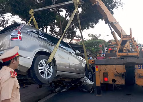 Ôtô CRV được cẩu khỏi hiện trường.