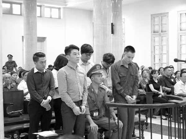 Bị cáo Saga (hàng đầu, bên trái) và đồng phạm tại phiên xử. Bị cáo Saga (hàng đầu, bên trái) và đồng phạm tại phiên xử.