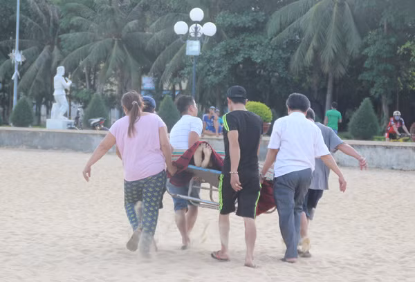 Người dân địa phương đưa thi thể ông Tấn lên để người nhà lo hậu sự.