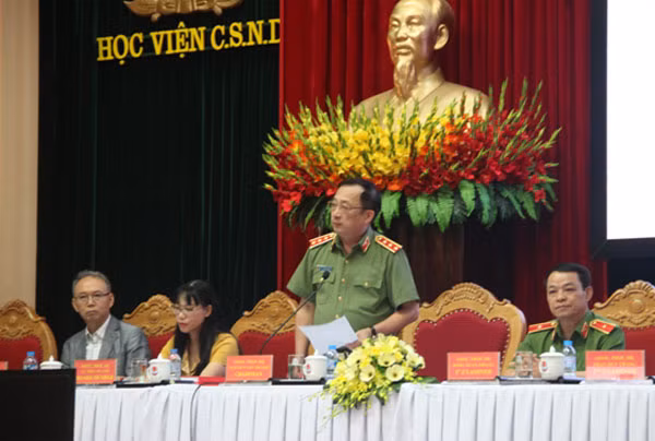 Thượng tướng Nguyễn Văn Thành đang điều hành buổi bảo vệ luận án. Thượng tướng Nguyễn Văn Thành đang điều hành buổi bảo vệ luận án.