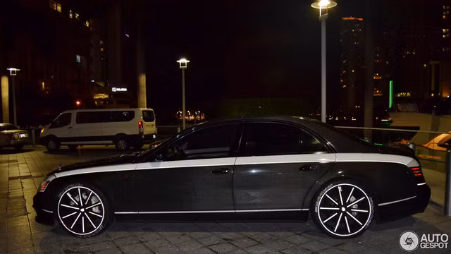 Không dừng ở đó, hãng độ Knight Luxury còn bổ sung mô-đun hạ gầm điều khiển điện tử cho chiếc Maybach 57S "Sir Maybach". Bên dưới gầm xe có cả đèn LED, cùng nhau chiếu logo của hãng độ Knight Luxury xuống nền đất.